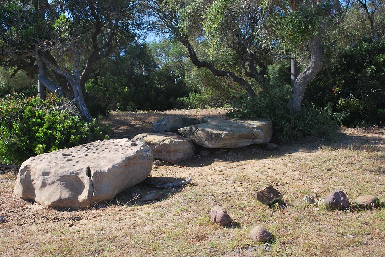 Cueva del Tajo de las Figuras y conjunto dolménico 